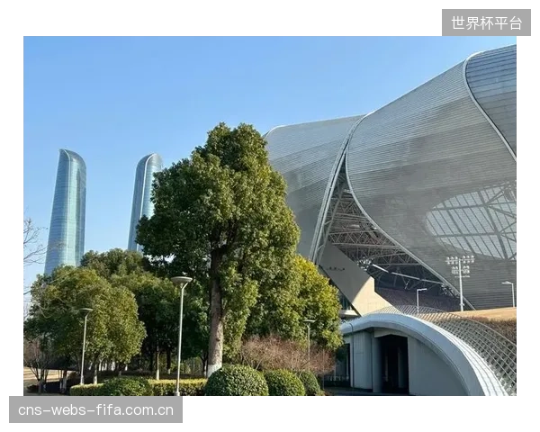 杭州奥体中心“莲花碗”的运维AI，已将场馆的日常能耗管理与安防巡检流程简化了40%